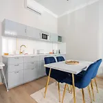 Chilling In The City Apartments